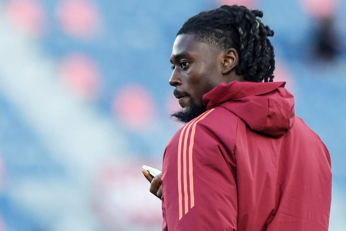 Manu Koné prima dell'inizio di una gara di campionato con la Roma