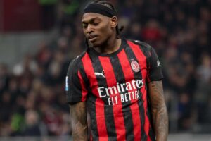 Leao mentre mostra insofferenza durante una gara del Milan