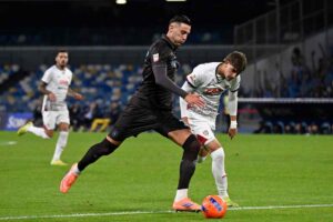 Il centravanti del Napoli ed ex Udinese Lucca mentre tenta un tiro