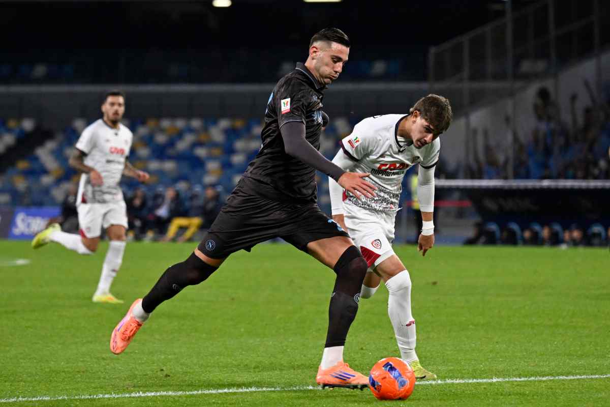 Il centravanti del Napoli ed ex Udinese Lucca mentre tenta un tiro
