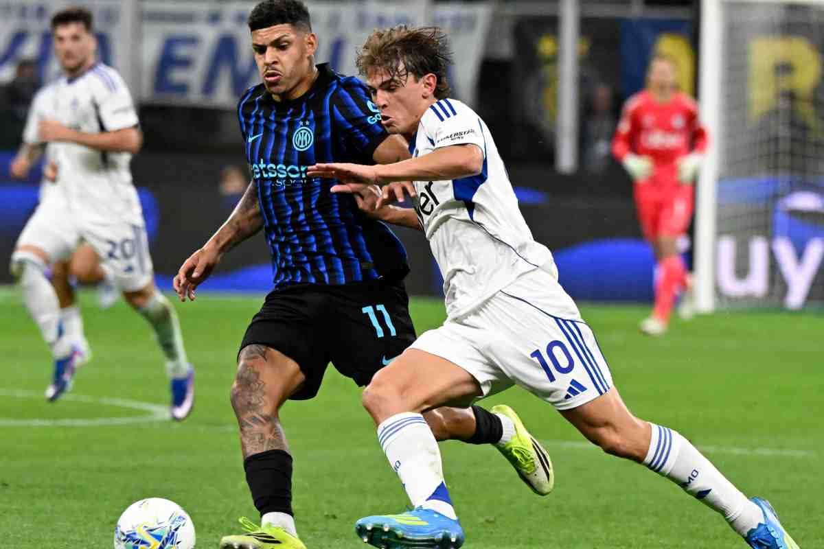 Luis Henrique con la maglia dell'Inter mentre contrasta un avversario