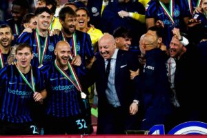 Il presidente Marotta mentre festeggia lo scudetto