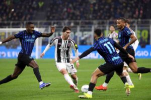 Miretti mentre prova a dribblare