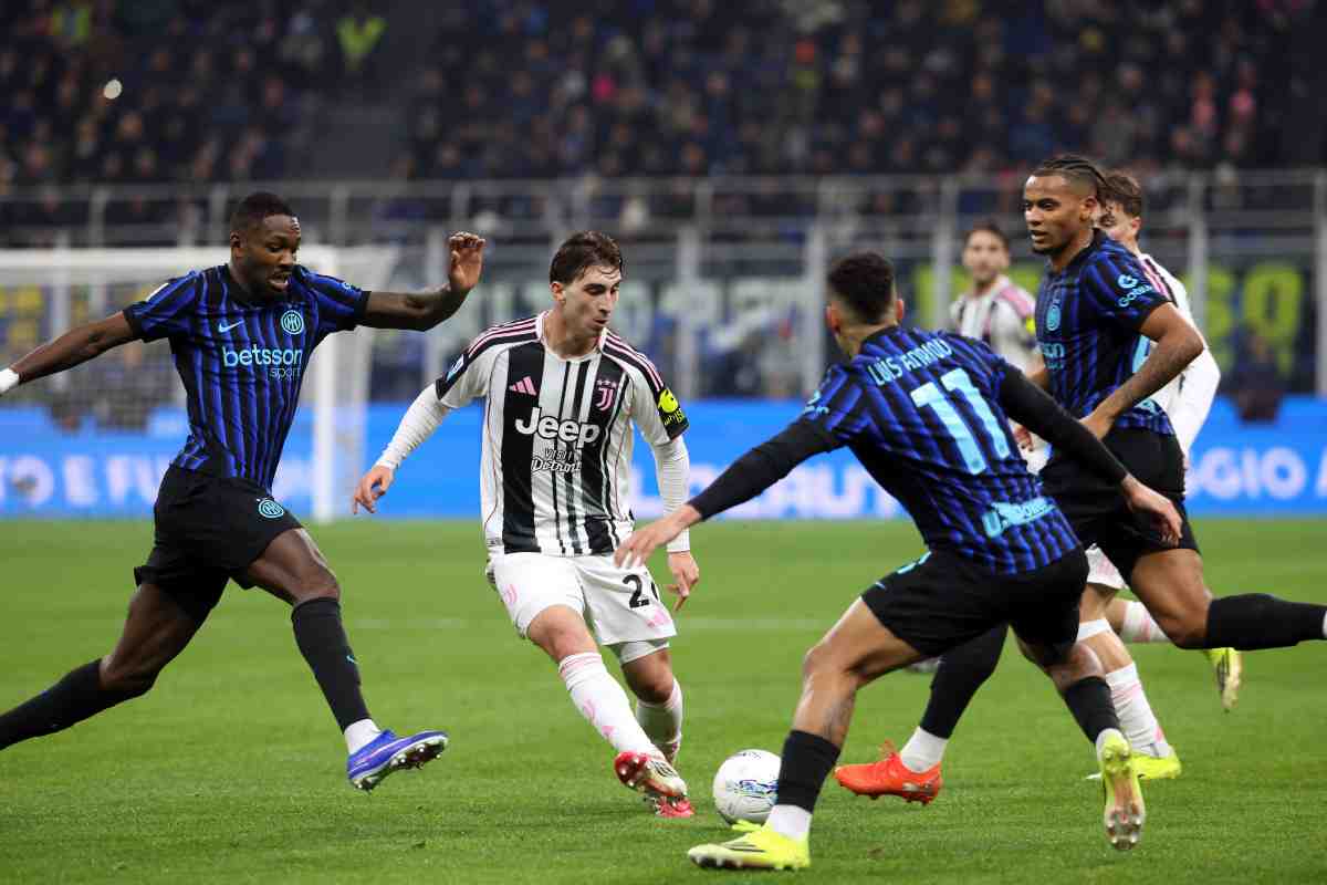 Miretti mentre prova a dribblare