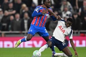 Papae Sarr mentre contrasta durante una gara di Premier con il Tottenham