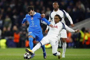 Spence mentre tenta un affondo sulla fascia
