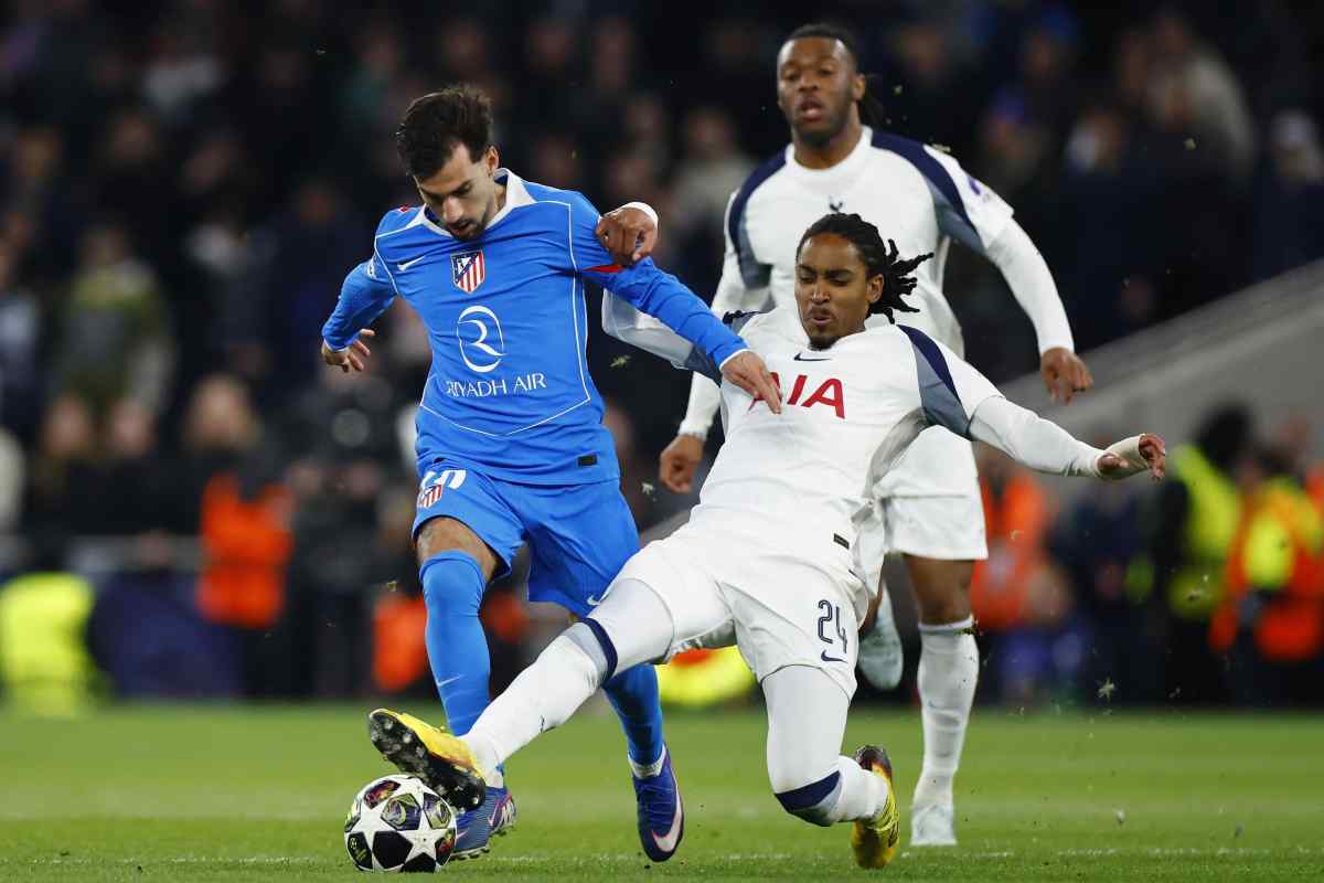 Spence mentre tenta un affondo sulla fascia