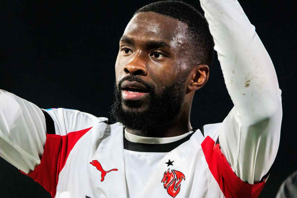 Tomori che saluta il pubblico del Milan