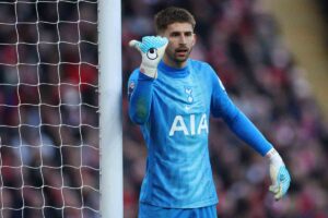 Il portiere del Tottenham Vicario mentre dà indicazioni ai compagni