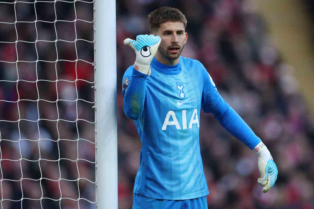 Il portiere del Tottenham Vicario mentre dà indicazioni ai compagni