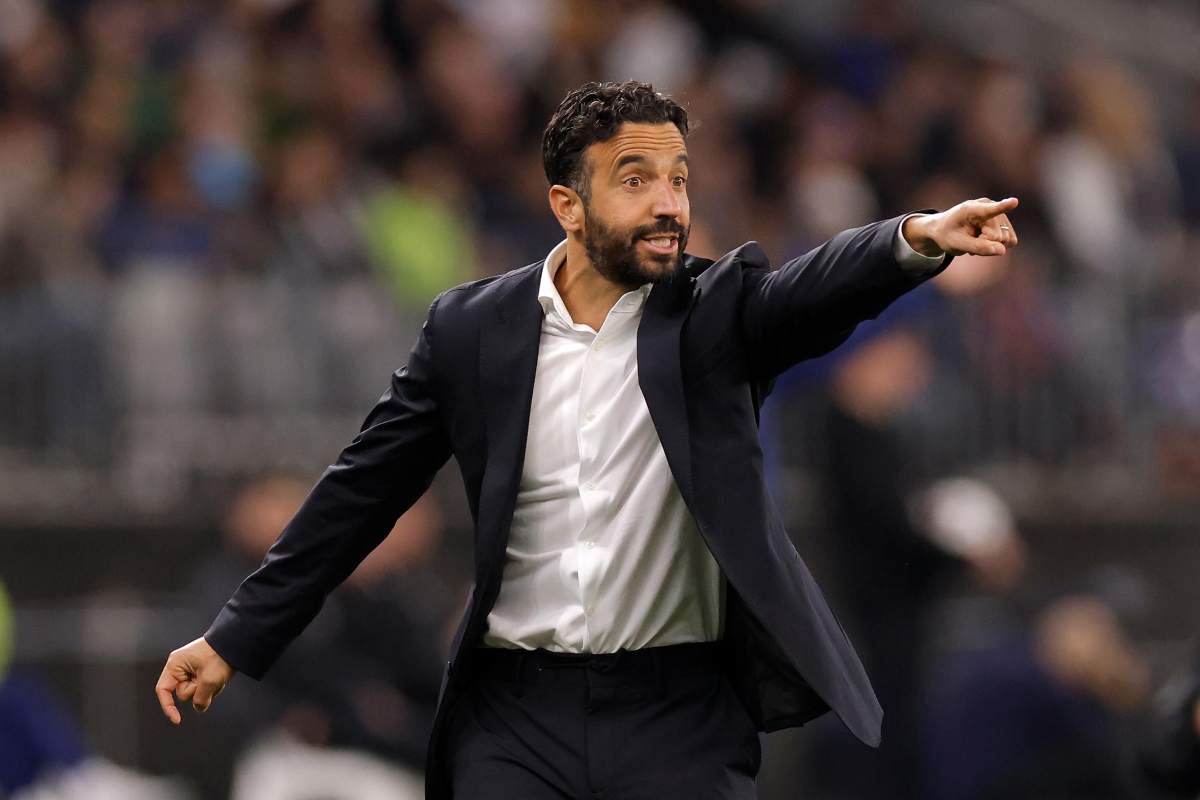Il tecnico del Milan Amorim mentre dà indicazioni