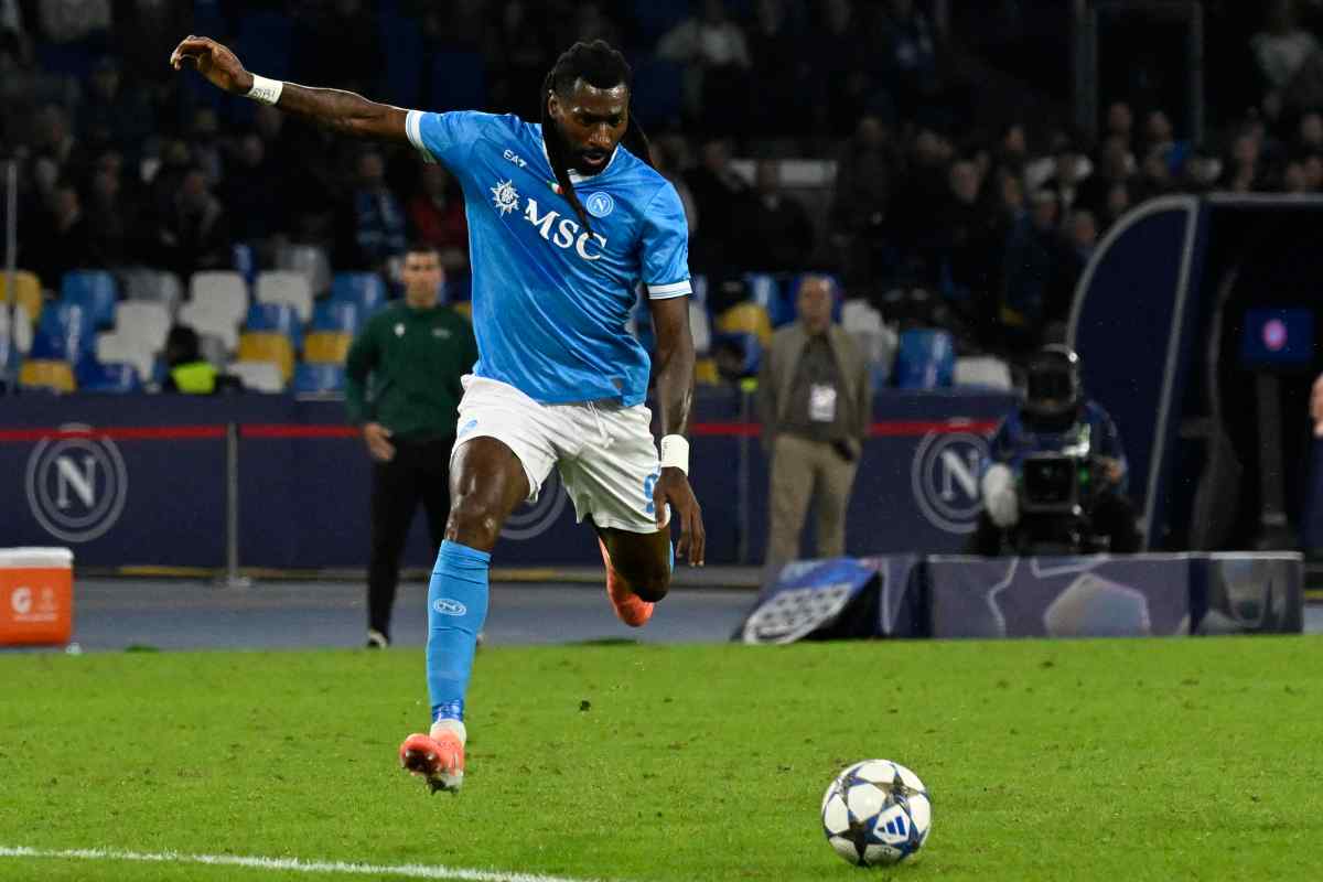 Anguissa mentre cerca di contrastare un avversario