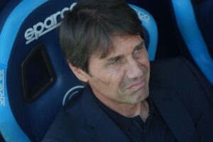 Antonio Conte prima di una gara del Napoli al Maradona