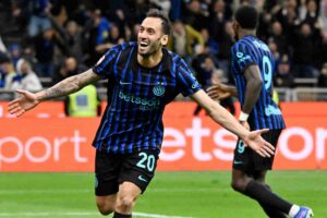 Hakan Calhanoglu dopo un gol a San Siro in Champions League
