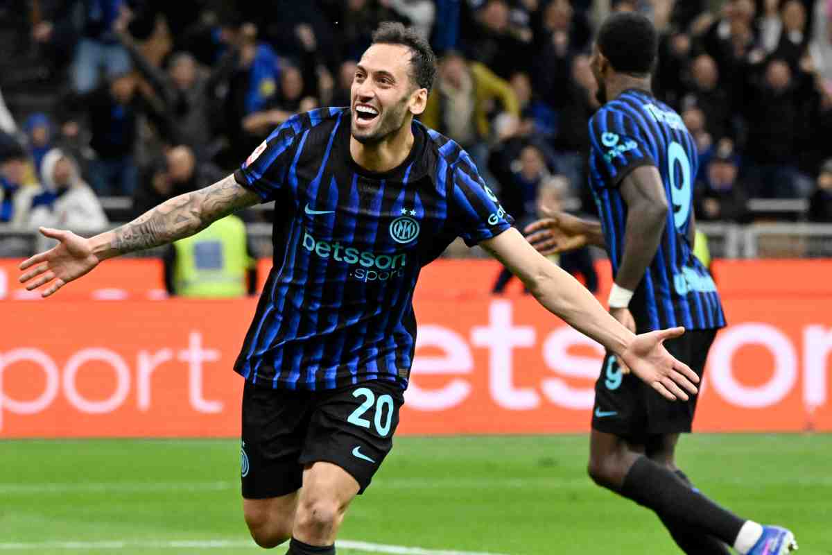 Hakan Calhanoglu dopo un gol a San Siro in Champions League