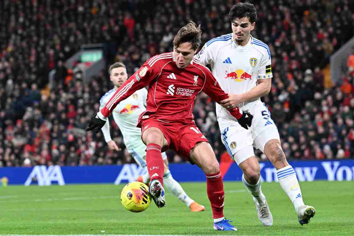 Federico Chiesa mentre prova un dribbling in Premier