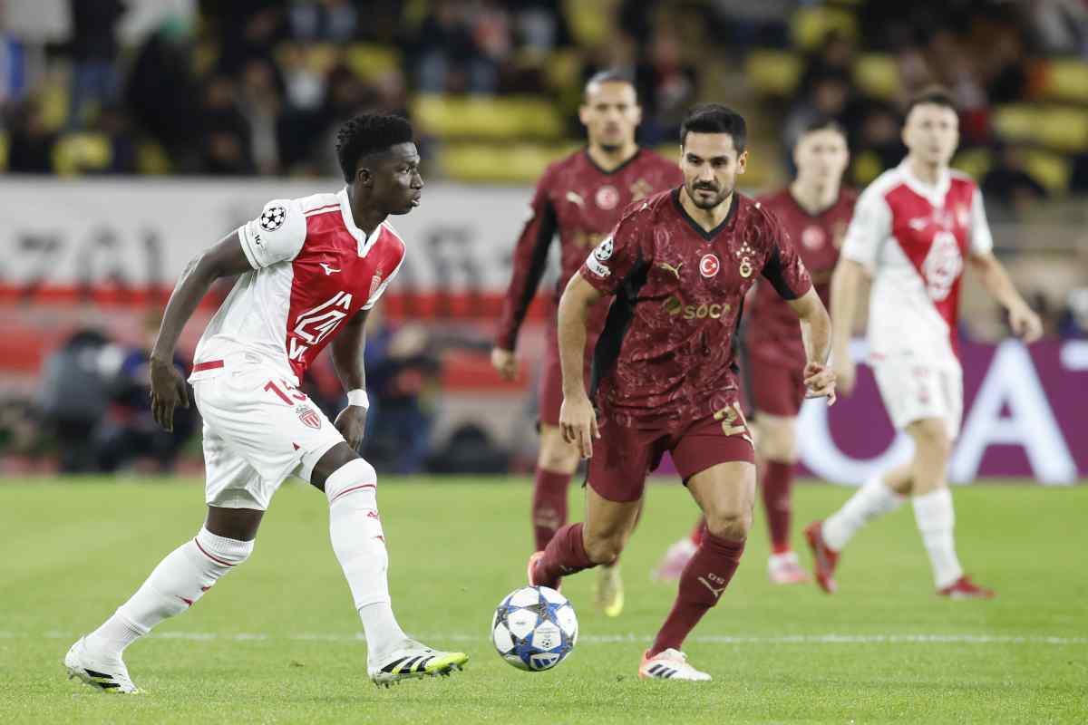 La stella del Galatasaray Gundogan mentre contrasta