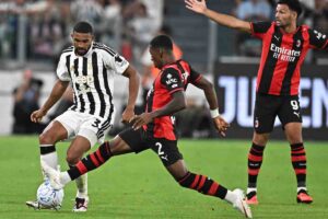 Juventus e Milan che si sfidano in mezzo al campo