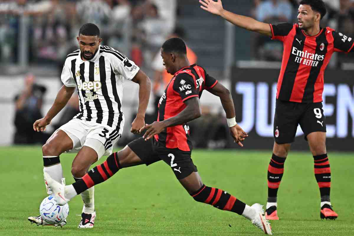 Juventus e Milan che si sfidano in mezzo al campo