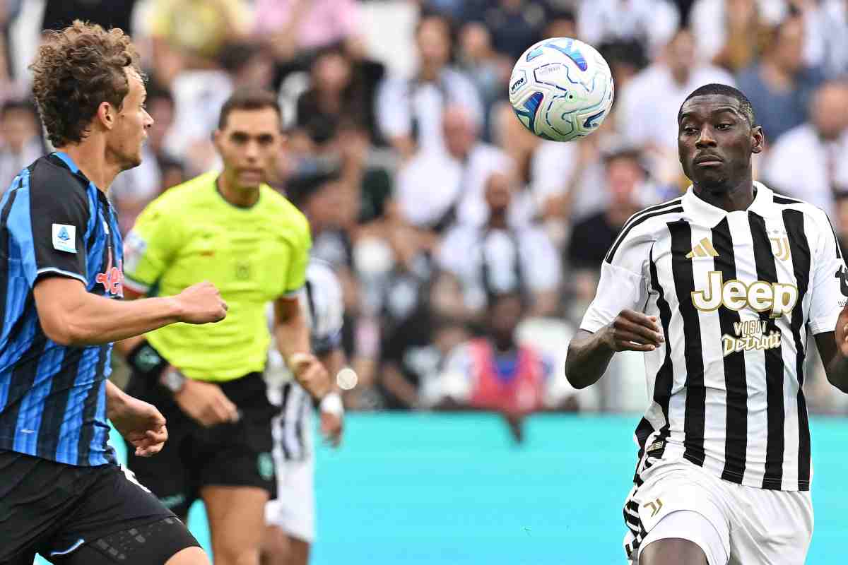 L'attaccante della Juve Kolo Muani mentre è in contrasto