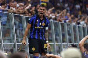 Lautaro Martinez dopo aver segnato il gol della rimonta sul Napoli