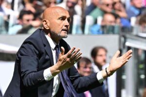 Il tecnico della Juve Luciano Spalletti irrigidito in panchina
