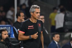 Il tecnico Paulo Sousa mentre dà indicazioni dalla panchina