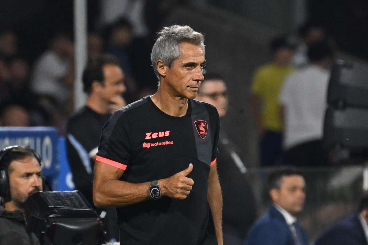 Il tecnico Paulo Sousa mentre dà indicazioni dalla panchina