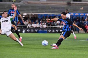 L'attaccante dell'Atalanta Raspadori mentre prova a segnare