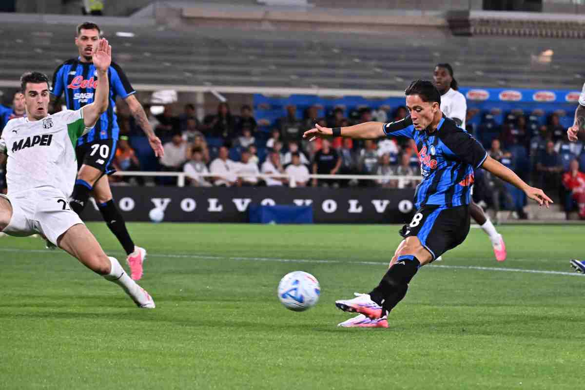 L'attaccante dell'Atalanta Raspadori mentre prova a segnare
