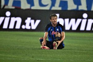 Scalvini mentre cerca di recuperare dopo uno scontro di gioco