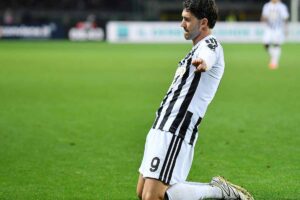 Vlahovicmentre esulta dopo un gol fatto con la maglia della Juve