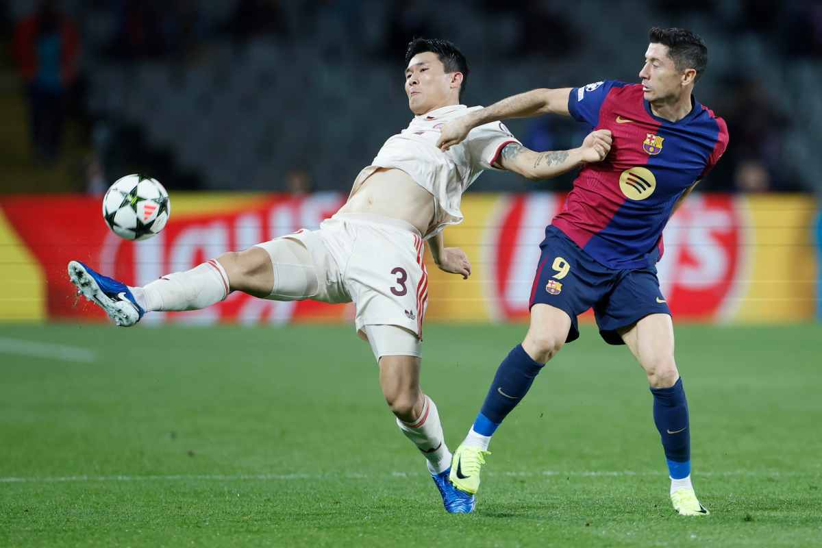 Il difensore del Bayern Monaco Kim Min Jae mentre contrasta Lewandoski