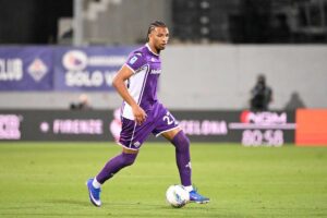 Il centrocampista della Fiorentina Ndour mentre fa un'azione offensiva
