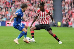 Nico Williams mentre dribbla il suo diretto avversario in una gara della Liga