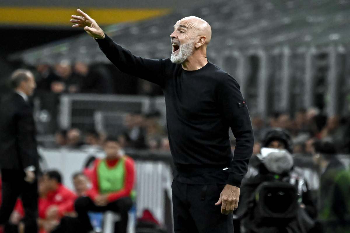 Il tecnico Stefano Pioli mentre dà disposizioni dalla panchina